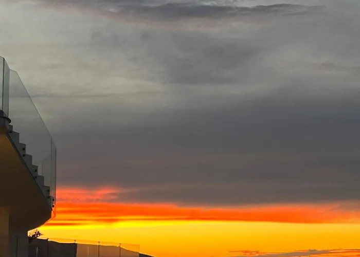 Modern Seaside With Sunset Views & Private Balcony